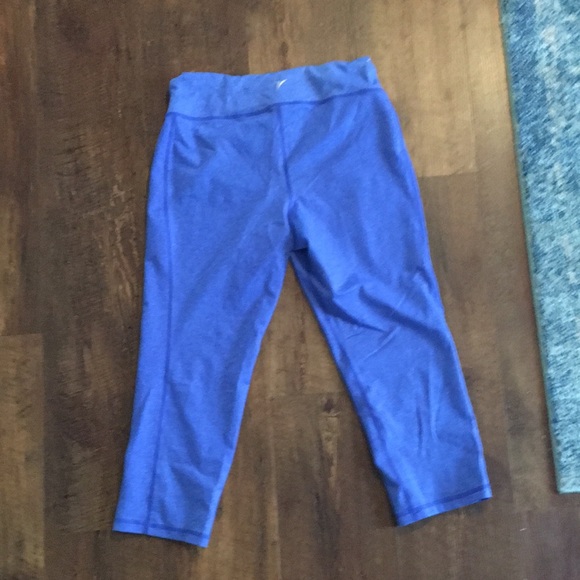 Old Navy fitted leggings, capri length size large - Picture 3 of 3